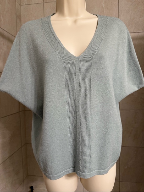 Vila Milano Tops - NWOT Vila Milano sage green V-neck lightweight short sleeved sweater, size Large